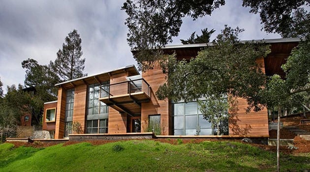 Modernes Holzhaus im Grünen