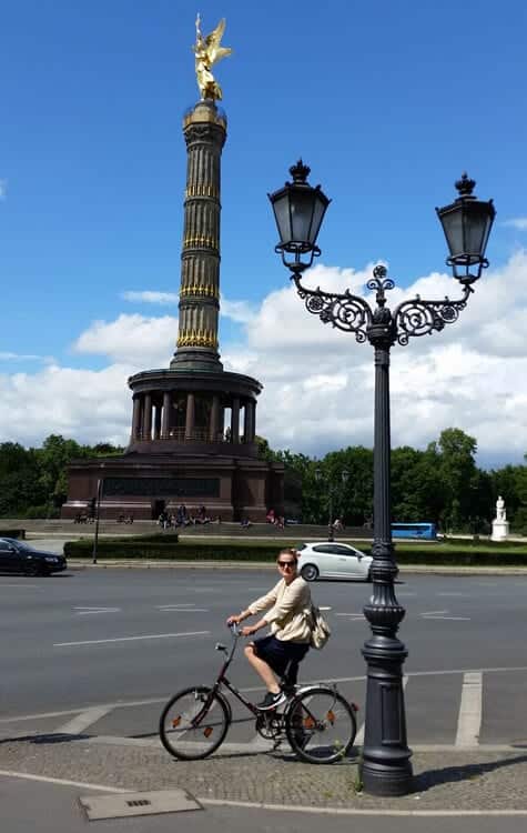 Bei der Siegessäule auf meinem totschicken, aber funktionalen Fahrrad! ;)