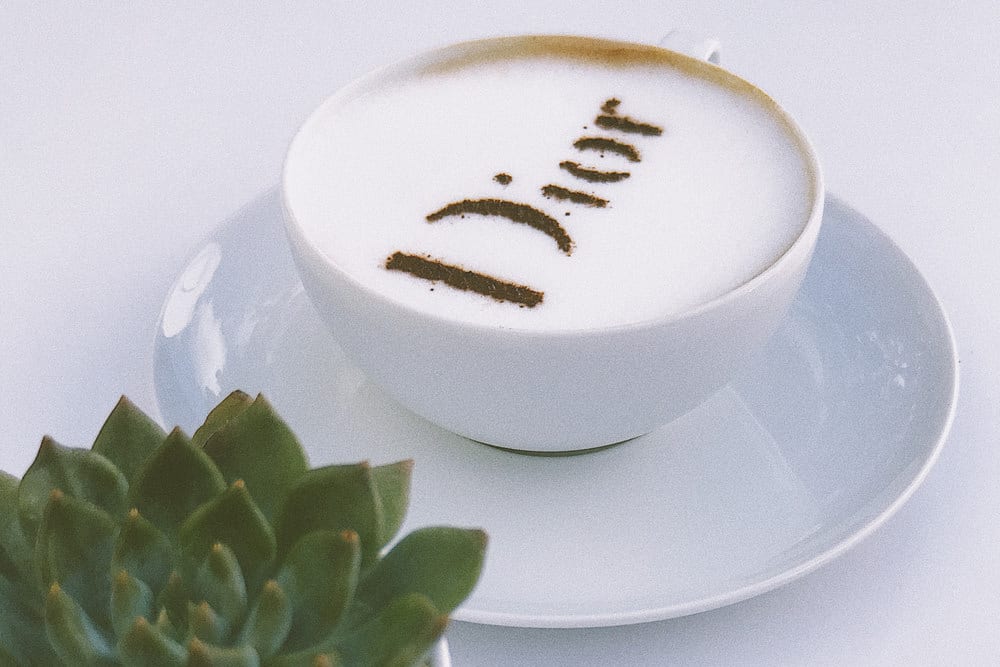 Kaffee mit Dior-Logo