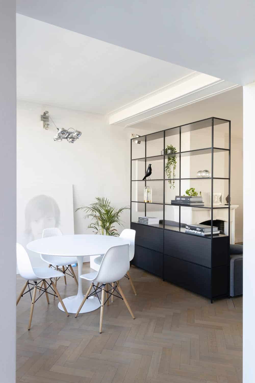 Esszimmer mit Stühlen im Stile Eames, Foto: Jean-Philippe Delberghe / Unsplash