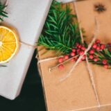 Geschenke hübsch zu Weihnachten verpackt, Foto: Isabell Winter / Unsplash