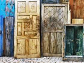 Markenzeichen Shabby Chic: u.a. abgeplatzter Lack, Kratzer und Muster, Foto: Ranurte / Unsplash