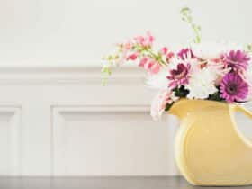 Blumen sind abwechslungsreiche Wohnaccessoires, Foto: Katherine Hanlon / Unsplash