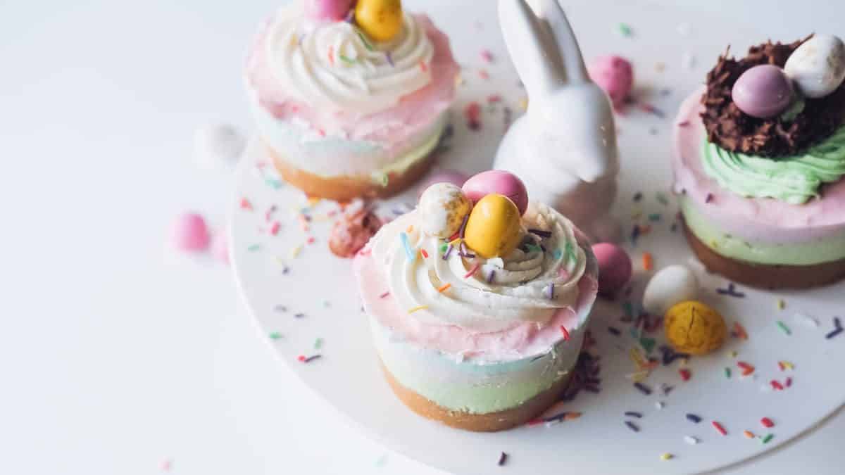 Rainbow Cheesecakes zu Ostern - eine leckere Idee, Foto: Melissa Walker Horn / Unsplash