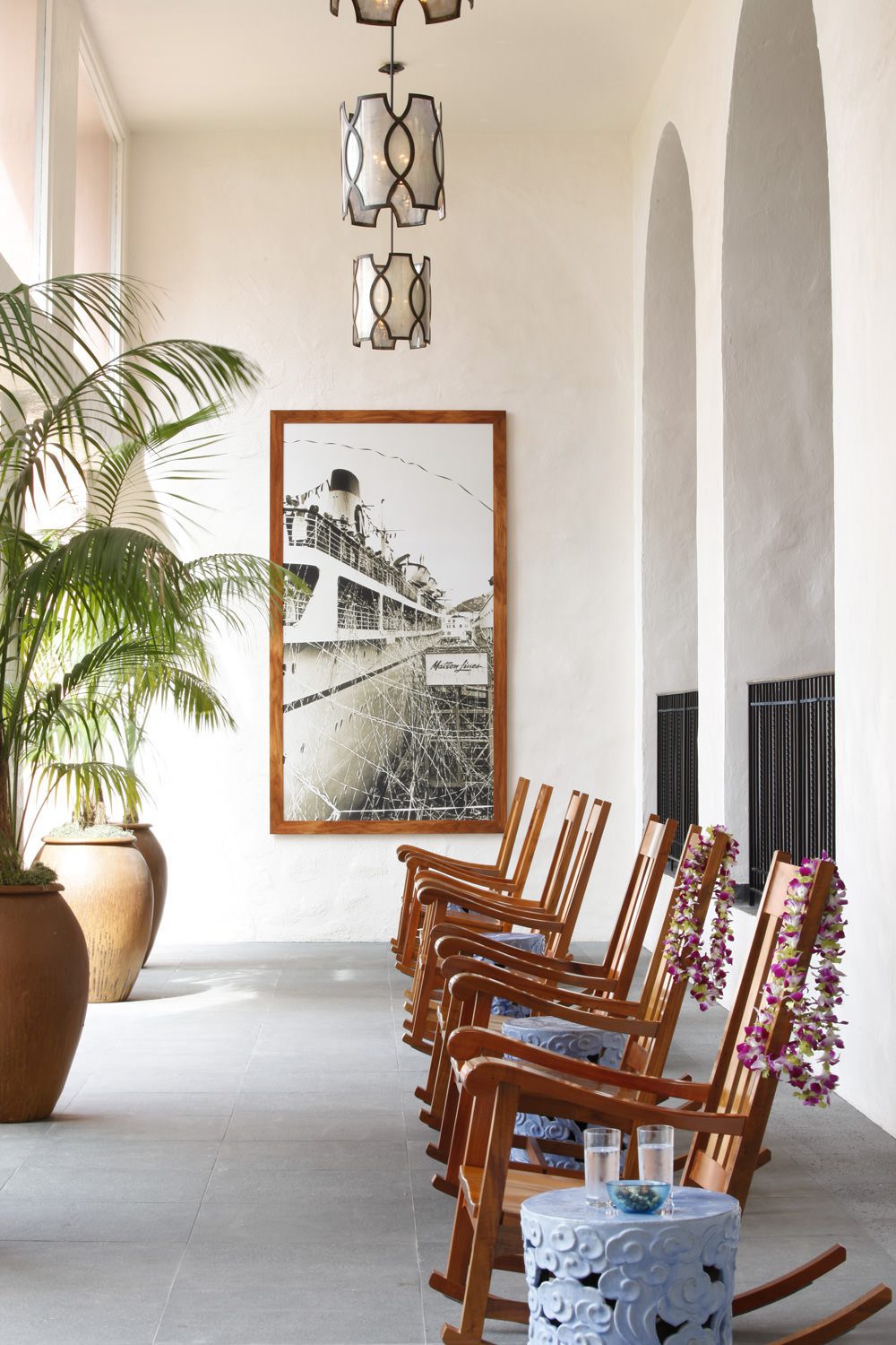 DAS ROYAL HAWAIIAN RESORT - Auf der Lāna'i mischen sich gerahmte historische Fotografien perfekt mit japanischen Beistelltischen und Schaukelstühlen im Handwerker-Stil. Foto: Art Gray