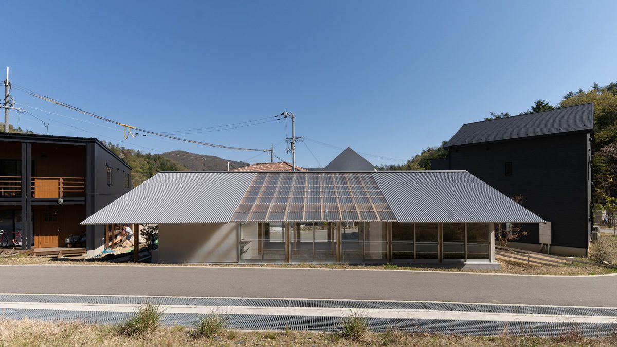 Nordfassade mit Holzrahmen und Dachfenstern, Foto: Masashige Akeda