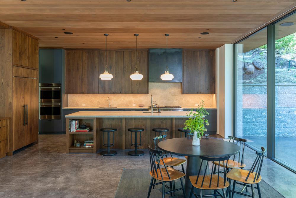 Auch die Küche passt farblich zur Natur - und doch ist das Moderne erkennbar, Foto: Josh Johnson