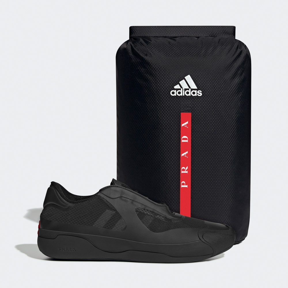 Ein wasserfester Beutel gehört mit zum Lieferumfang des A+P Luna Rossa 21 Sneakers. Foto: adidas / Prada