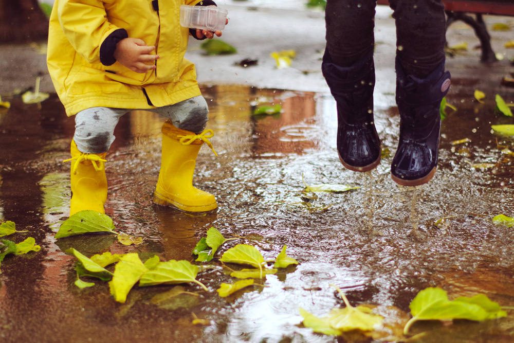 So macht Regen Spaß. Das gilt übrigens auch für Erwachsene. ;o), Foto: Xavi Cabrera / Unsplash