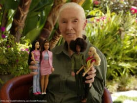 Dr. Jane Goodall präsentiert die neuen Barbies, Foto: Mattel // Jane Goodall Institut by Jane Goodall Productions