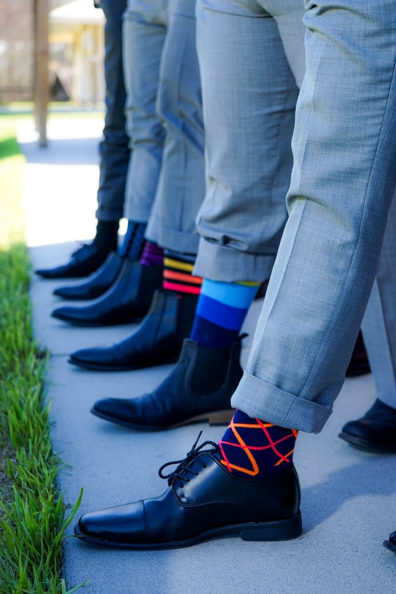 Bunte Socken sind ein Highlight bei schlichten Outfits, Foto: Tai's Captures / Unsplash