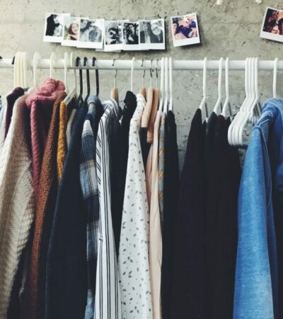 Mit Second-Hand-Mode unterstützt du das Thema Nachhaltigkeit, Foto: Shanna Camilleri / Unsplash