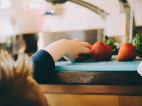 Kinder erlernen Selbstständigkeit mit einer Kinderküche. Foto: Kelly Sikkema / Unsplash