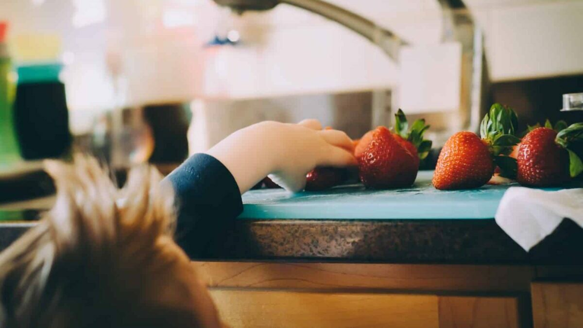 Kinder erlernen Selbstständigkeit mit einer Kinderküche. Foto: Kelly Sikkema / Unsplash