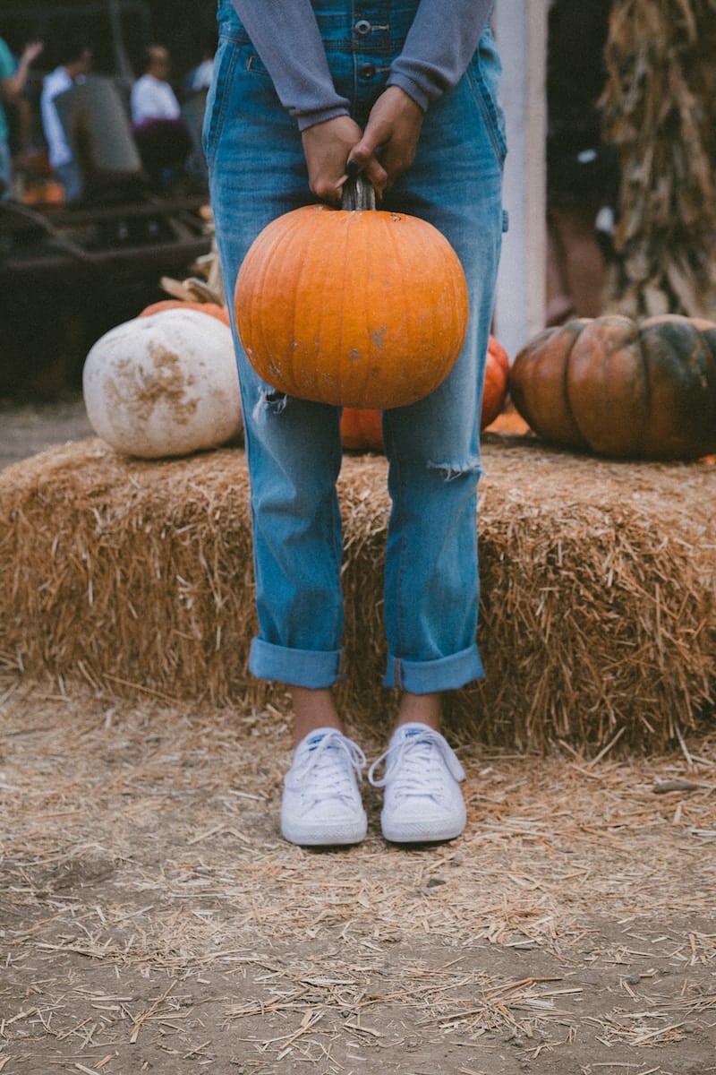 Jeans gehen immer – auch im Herbst, Foto: Jakob Owens, Unsplash