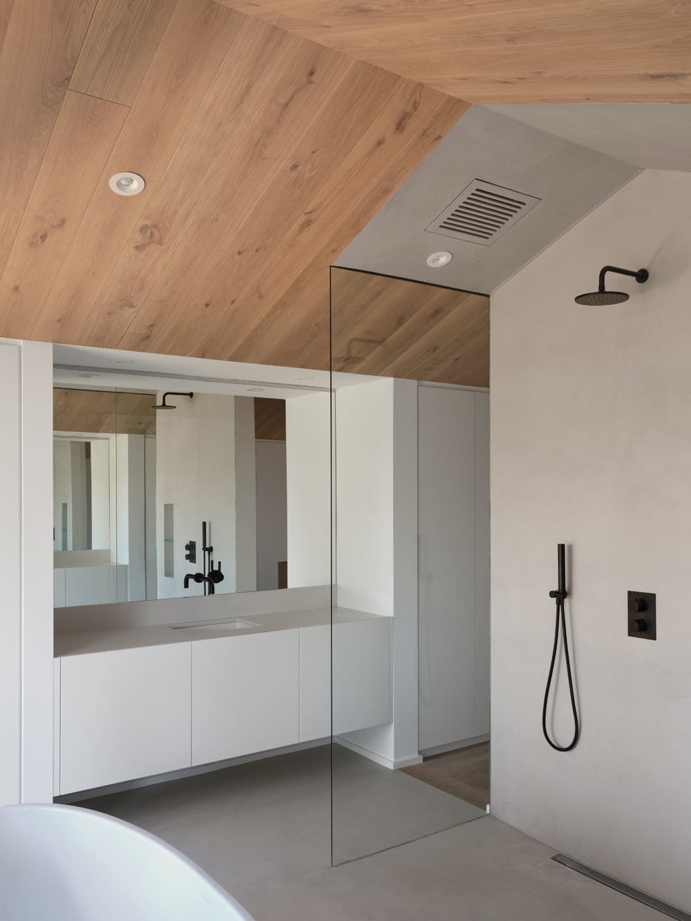 Duschbereich im großen Badezimmer, Foto: Doublespace Photography
