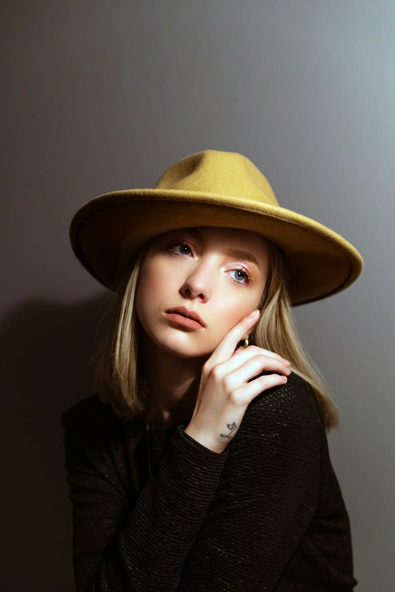 Frau mit gelbem Hut