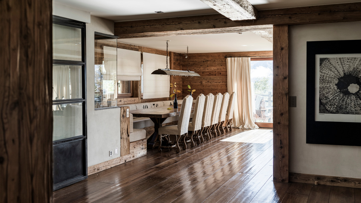 Küche im Chalet 1936 mit Schränken aus aufgearbeiteter Eiche, Arbeitsplatten aus Beton und Vintage-Akzenten. Foto: J. Wilson