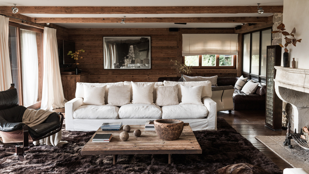 Wohnzimmer mit maßgeschneiderten belgischen Leinensofas, Couchtisch aus Altholz und antikem Kamin. Foto: J. Wilson