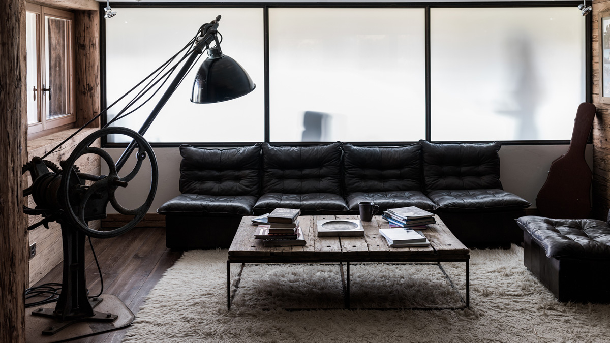 Kino-Lounge mit Couchtisch aus Altholz und Vintage-Stehlampe aus holländischen Kahnteilen. Foto: J. Wilson