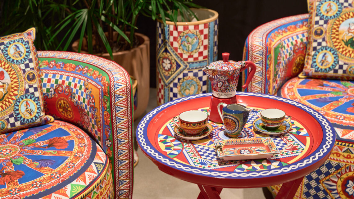 Die farbenfrohe Carretto-Kollektion von Dolce & Gabbana Casa, die im Maison Territo ausgestellt ist, nimmt die Besucher mit auf eine lebendige und fröhliche Reise durch das Herz des Mittelmeers. Foto: Phil Bernard