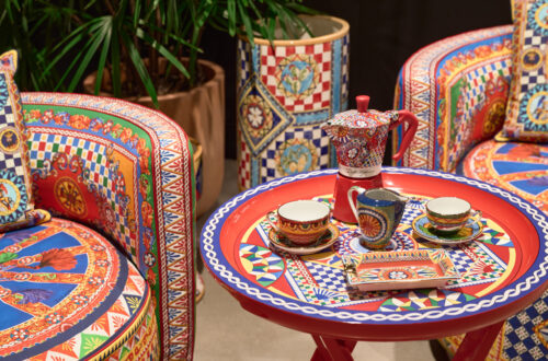 Die farbenfrohe Carretto-Kollektion von Dolce & Gabbana Casa, die im Maison Territo ausgestellt ist, nimmt die Besucher mit auf eine lebendige und fröhliche Reise durch das Herz des Mittelmeers. Foto: Phil Bernard
