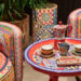 Die farbenfrohe Carretto-Kollektion von Dolce & Gabbana Casa, die im Maison Territo ausgestellt ist, nimmt die Besucher mit auf eine lebendige und fröhliche Reise durch das Herz des Mittelmeers. Foto: Phil Bernard