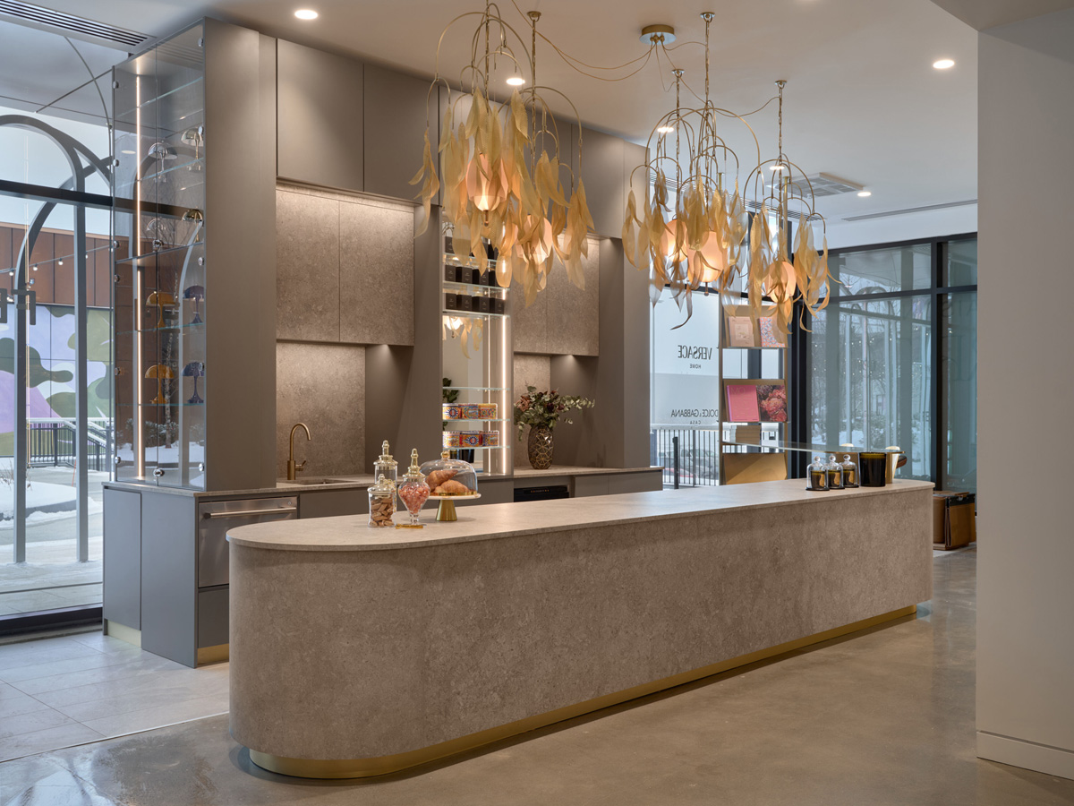 Gesamtansicht des Ladentischs von Maison Territo: ein architektonischer Raum, der als raffiniertes Schaufenster konzipiert ist, in dem individuelles Design auf eine schicke, einladende Atmosphäre trifft. Die von Larose Guyon entworfenen skulpturalen Messing-Hängeleuchten verleihen dem Raum einen luftigen, leuchtenden Touch. Foto: Phil Bernard