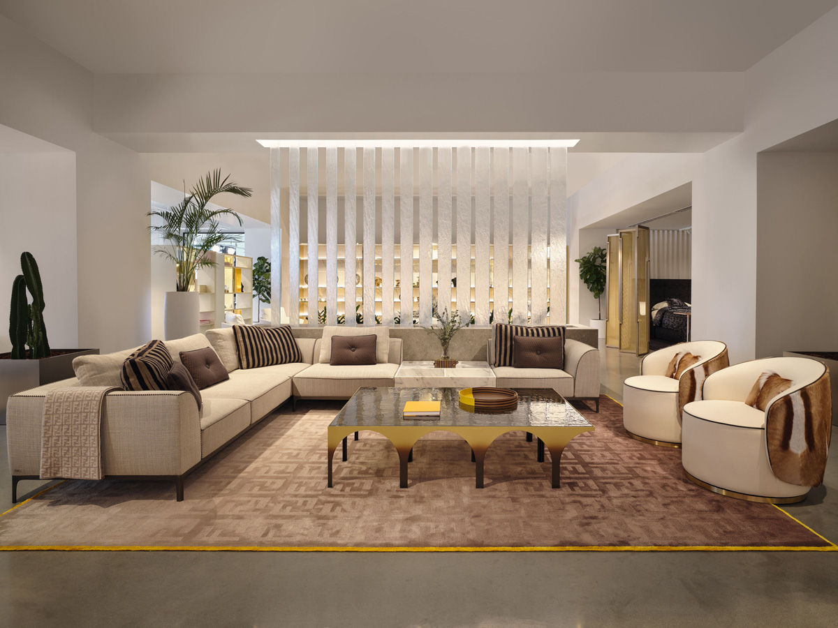 Das Wohnzimmer von Fendi Casa im Maison Territo ist eine raffinierte Mischung aus edlen Materialien, klaren Linien und architektonischen Details. Es bleibt der römischen Eleganz der Marke treu. Foto: Phil Bernard