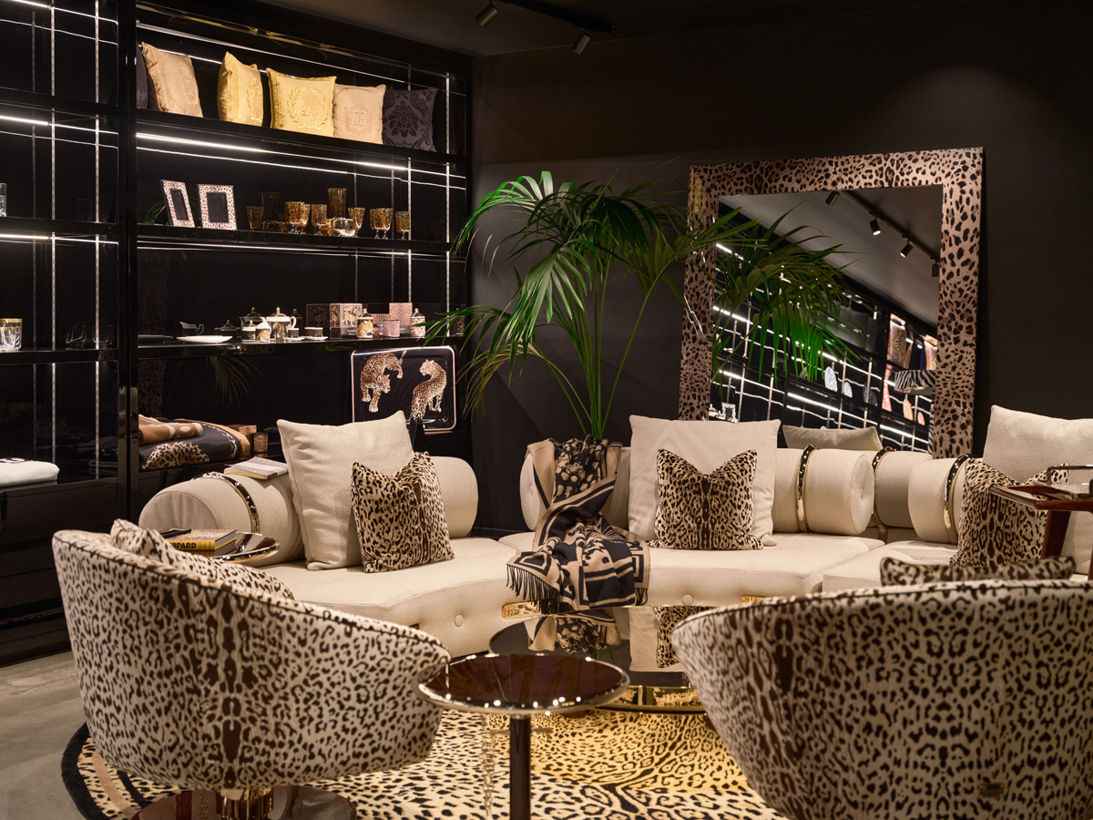 Ein Dolce & Gabbana Casa-Wohnzimmer, das ganz im Leopardenmuster gehalten ist. Die bei Maison Territo gezeigte Einrichtung fängt den Glamour und die Ausgelassenheit des italienischen Stils ein. Foto: Phil Bernard