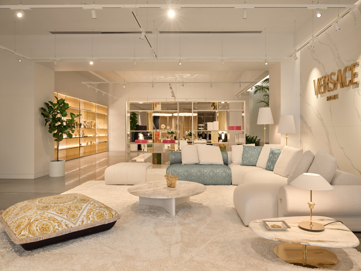Versace Home bei Maison Territo: eine skulpturale Wohnzimmerkomposition mit üppigen Linien und goldenen Oberflächen, die italienischen Glamour verkörpert. Foto: Phil Bernard