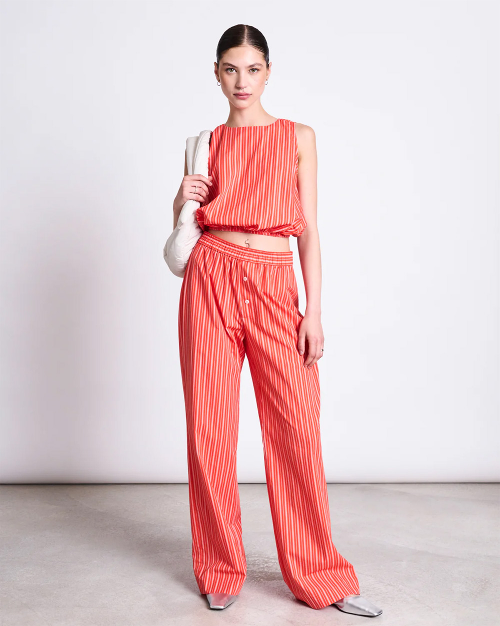 Crop-Top „Amalien“ und Hose „Soby“ sind aus Baumwolle, Foto: Jan’n June